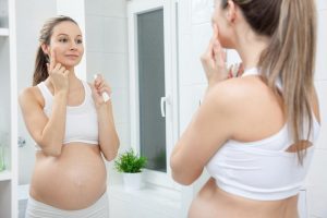 SKINCARE MOMS: MITO Y REALIDAD EN RELACIÓN A LOS COSMÉTICOS DURANTE EL EMBARAZO.